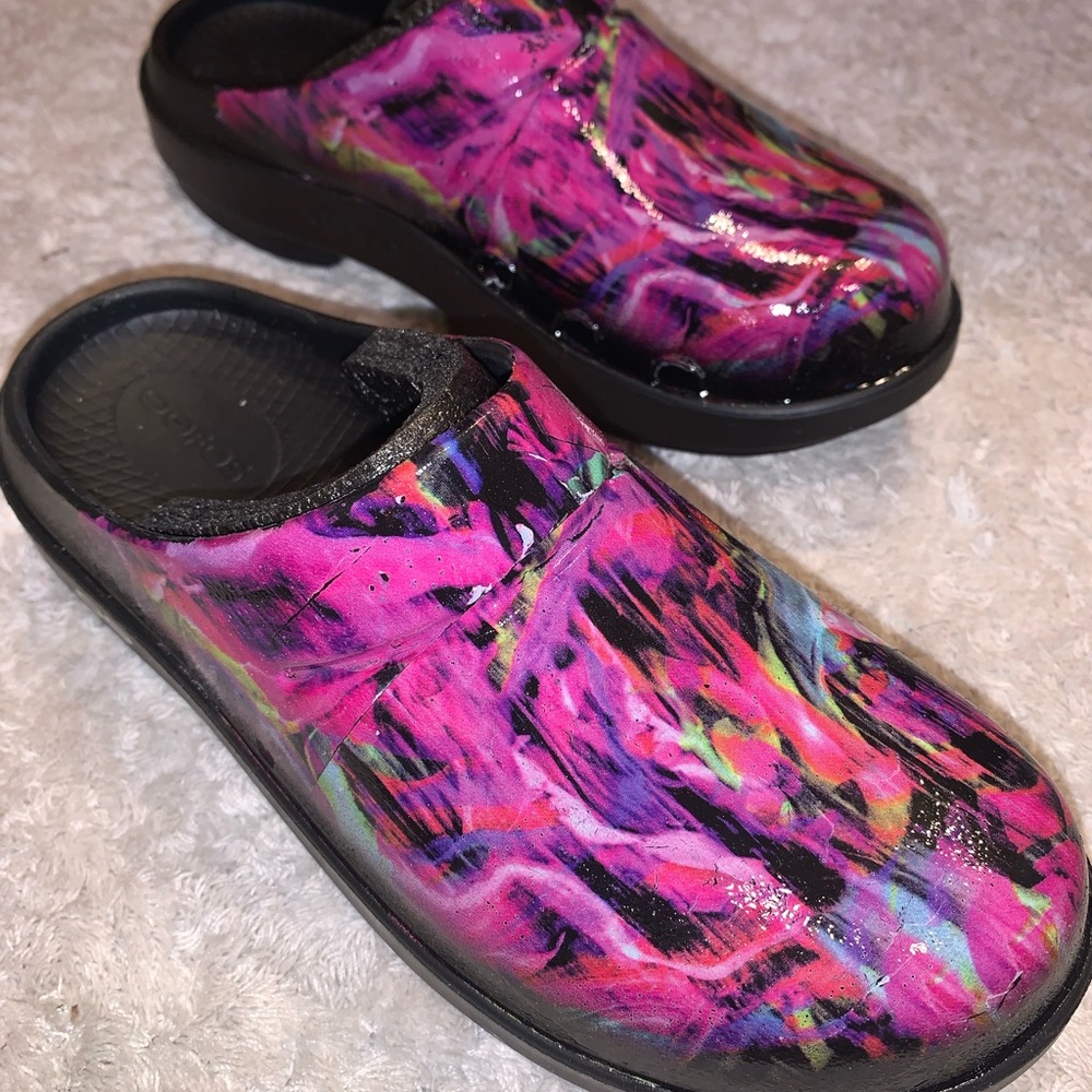 Oofos clog w 7 oofoam technology